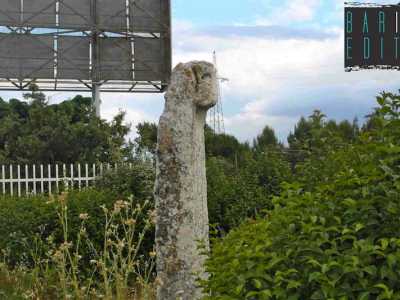Nei pressi di Modugno in direzione Bitonto, sul ciglio di un incrocio si erge il Monaco: il menhir dalle sembianze umane